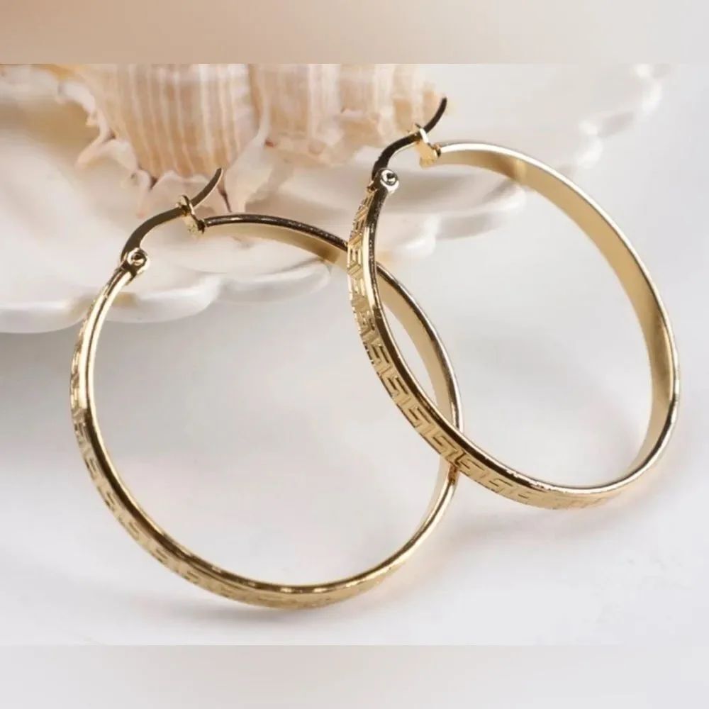 🌺 NWOT 🌺 Medusa Large Lightweight Yellow Gold-tone Greek Key Hoop Earrings